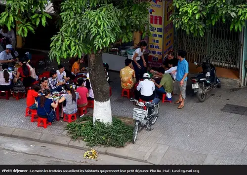 #Petit déjeuner - Le matin les trottoirs accueillent les habitants qui prennent leur petit déjeuner. Pho Bo - Hué - Lundi 29 avril 2013