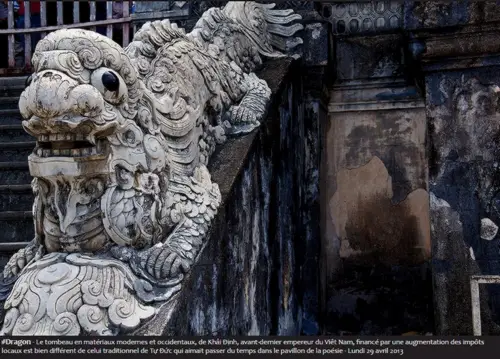 #Dragon - Le tombeau en matériaux modernes et occidentaux, de Khải Định, avant-dernier empereur du Viêt Nam, inancé par une augmentation des impôts locaux est bien différent de celui traditionnel de Tự Đức qui aimait passer du temps dans le pavillon de la poésie - Lundi 29 avril 2013