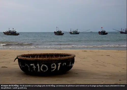 #Coques de Đà Nẵng - Fin de journée sur une plage près de Đà Nẵng. Les bateaux de pêcheurs sont rentrés et sur la plage quelques coques attendent le retour des pêcheurs - Lundi 29 avril 2013