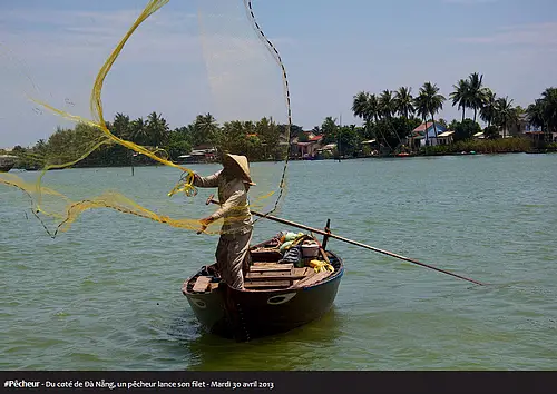 #Pêcheur - Du coté de Đà Nẵng, un pêcheur lance son ilet - Mardi 30 avril 2013