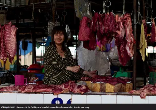 #Simplement - Au marché de Cai Bè, une bouchère au milieu de son étale - Jeudi 2 mai 2013