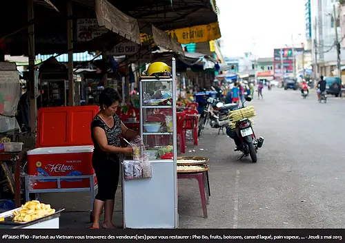 #Pause Pho - Partout au Vietnam vous trouverez des vendeurs(ses) pour vous restaurer : Pho Bo, fruits, boissons, canard laqué, pain vapeur, ... - Jeudi 2 mai 2013