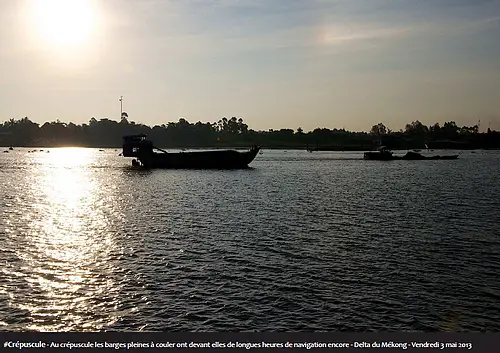 #Crépuscule - Au crépuscule les barges pleines à couler ont devant elles de longues heures de navigation encore - Delta du Mékong - Vendredi 3 mai 2013