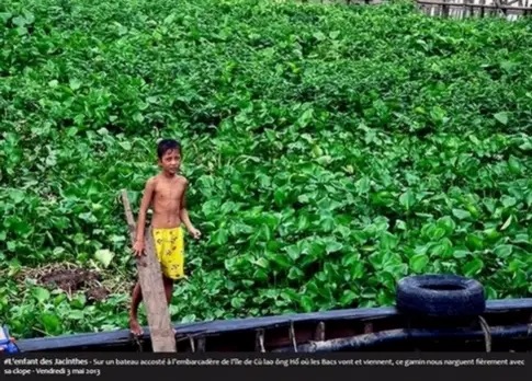 #L'enfant des Jacinthes - Sur un bateau accosté à l'embarcadère de l'île de Cù lao ông Hổ où les Bacs vont et viennent, ce gamin nous narguent ièrement avec sa clope - Vendredi 3 mai 2013