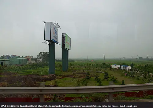 #Pub des rizières - En quittant Hanoï, à la périphérie, contraste de gigantesques panneaux publicitaires au milieu des rizières - Lundi 22 avril 2013