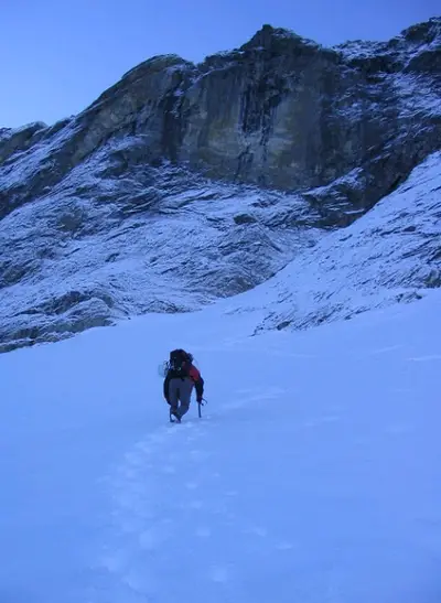 Olivier à l'attaque s'approche du premier couloir qui partira sur la droite lors du séjour Alpinisme dans les Pyrénées