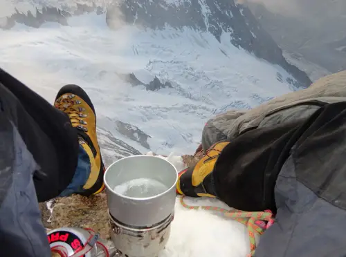 Le bivouac dans la voie Slovène aux Grandes Jorasses