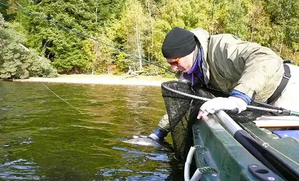 Remise à l'eau d'une belle truite du réservoir Malaguet