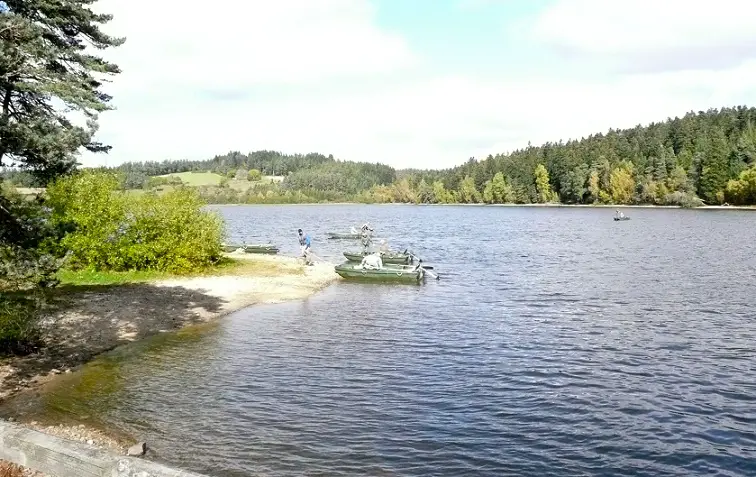 Embarcadère du réservoir de pêche à la mouche du lac du Malaguet 