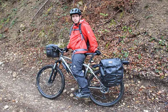 montandon-loic et son vtt équipé-avril 2011-www.partir-en-vtt.com - traversée du massif Jurassien