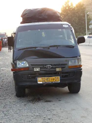 Notre taxi, en piteux état sur les routes du Pamir