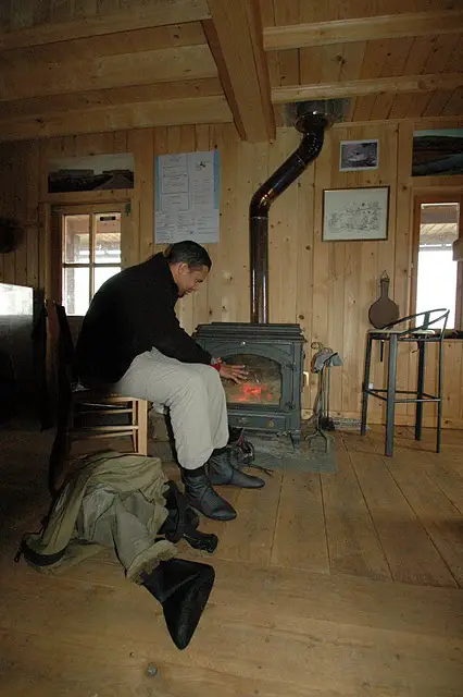 Olivier se réchauffant à l'annexe du Réservoir de Veirières