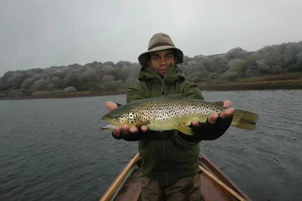 Olivier avec une belle truite Fario au Réservoir de Veirières