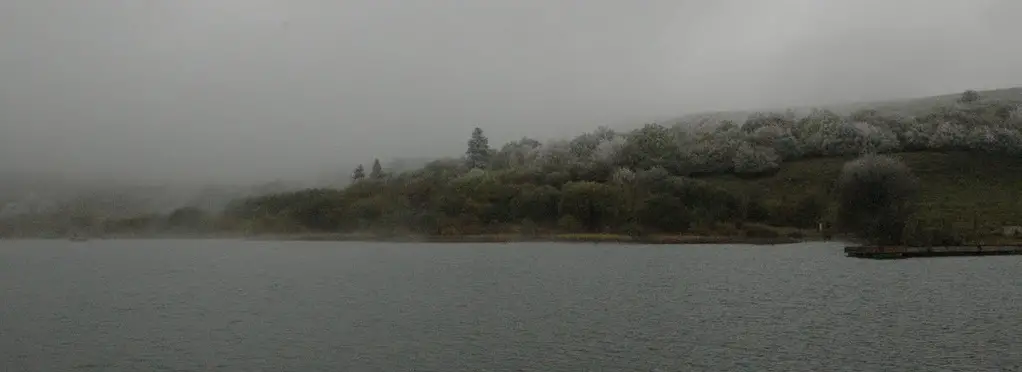 Paysage avec une barque au loin au Réservoir de Veirières