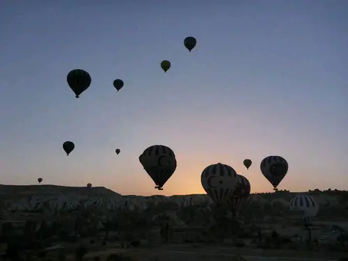 paysage de montgolfière avant circuit VTT en Cappadoce