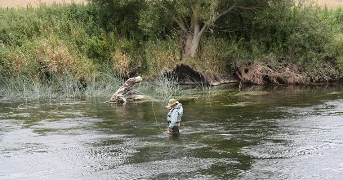 En action avec le vent dans le dos lors d'une partie pêche à la mouche en Irlande