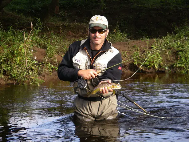 Premier poisson en nymphe au fil durant mon voyage pêche à la mouche en Irlande