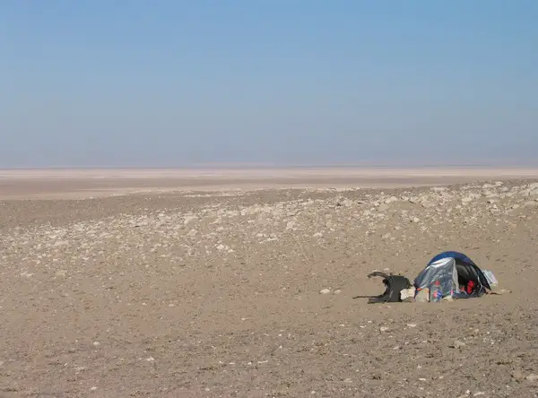 Bivouac dans la plaine d'Atacama lors de la traversée dans le désert d'Atacama au Chili 