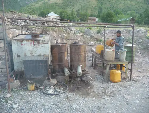 Station à essence perdue dans les montagnes tadjikes au Pamir
