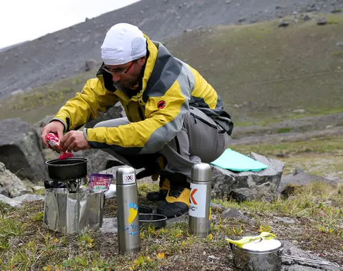Willy Minec préparant le repas avant l'ascension du Mont Elbrouz